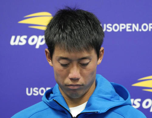 男子シングルス3回戦で敗退し、記者会見でうつむく錦織（共同）