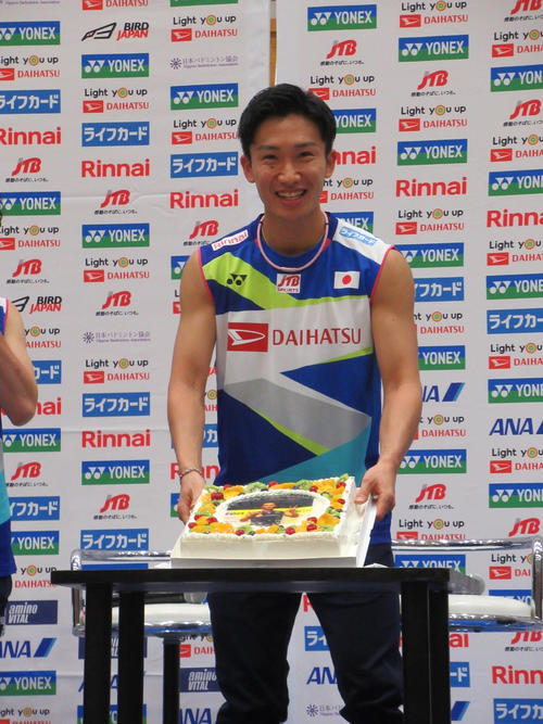 ファンとの交流イベントで、25歳の誕生日を迎えた桃田。ケーキを贈られてにっこり（撮影・益田一弘）