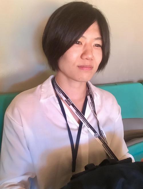 男女混合団体戦を観戦する中村美里（撮影・峯岸佑樹）