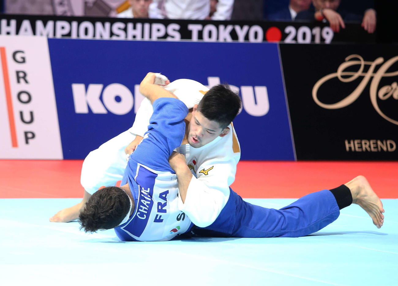 男女混合団体戦決勝　日本対フランス　フランスのシャーネ（下）をともえ投げで破る大野（撮影・河田真司）