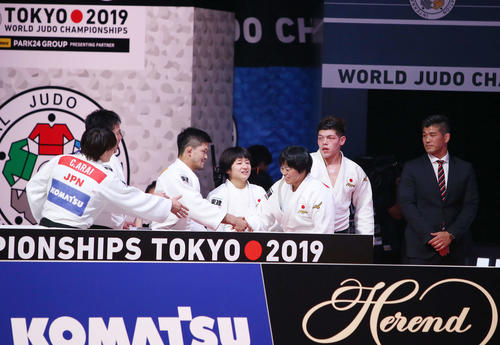 男女混合団体戦決勝　日本対フランス　浜田（右から3人目）の勝利で優勝が決まり、健闘をたたえ合う日本チーム。右は井上康生日本代表監督（撮影・河田真司）