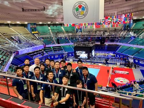 日本武道館で集合写真を撮影する全日本柔道連盟の科学研究部