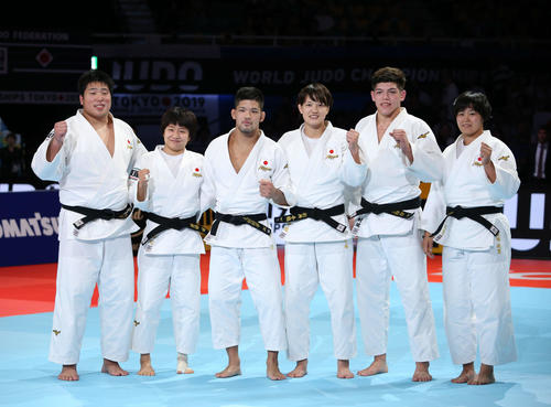 優勝を果たしガッツポーズで写真に納まる、左から影村、芳田、大野将、新井、村尾、浜田（撮影・河田真司）