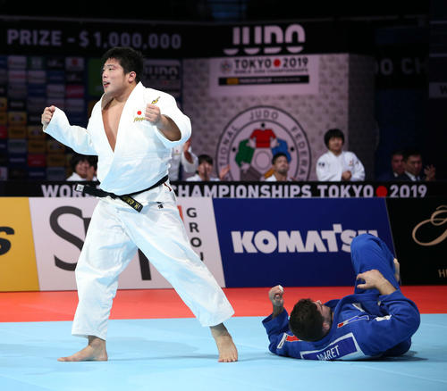 男女混合団体戦決勝　日本対フランス　フランスのマレット（右）に勝利しガッツポーズの影村（撮影・河田真司）