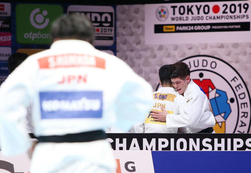 男女混合団体戦決勝　日本対フランス　浜田（左）の勝利で優勝が決まり、抱き合い健闘をたたえ合う大野（中央）と村尾（撮影・河田真司）