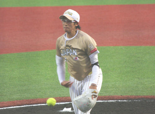米国との決勝で最終回に登板し、1回無失点に抑えた上野（撮影・奥岡幹浩）