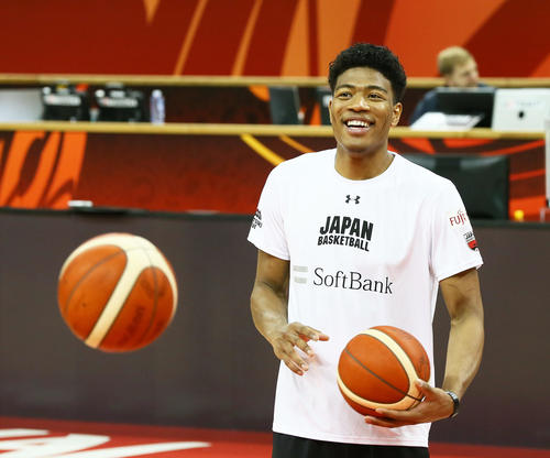 練習中、笑顔を見せる八村（撮影・足立雅史）