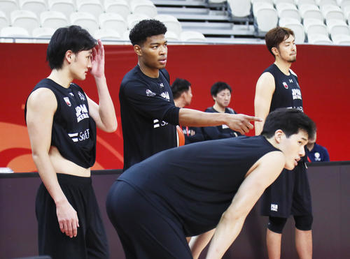 練習中、田中大貴（左）らとプレー内容を確認する八村塁（中央）（撮影・足立雅史）