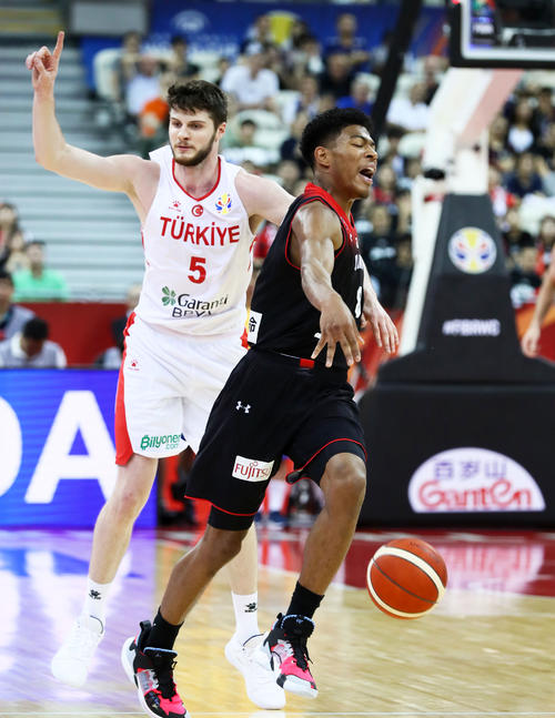 トルコ戦で激しいマークに苦しむ八村塁（右）（2019年9月1日撮影）
