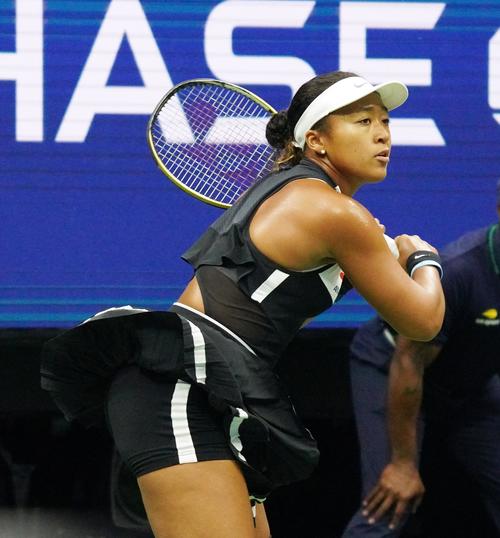 ベンチッチとの全米オープン・女子シングルス4回戦でリターンする大坂（撮影・菅敏）