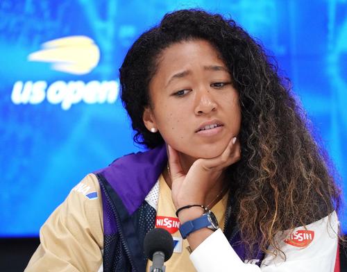全米オープン・女子シングルスで4回戦でベンチッチに敗れ、会見で記者の質問に答える大坂（撮影・菅敏）