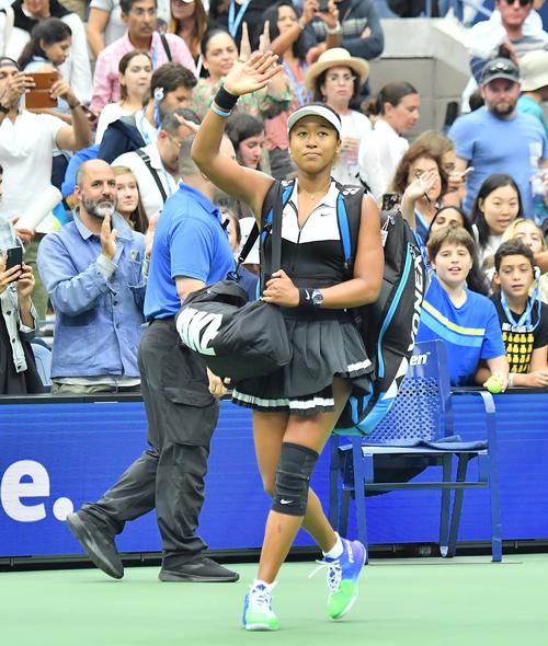 全米オープン・女子シングルス4回戦でベンチッチに敗れ、ファンに手を振り引き揚げる大坂（撮影・菅敏）