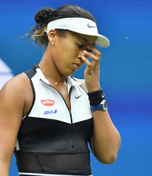 全米オープン・女子シングルス4回戦でベンチッチに敗れ、手で顔を覆う大坂（撮影・菅敏）