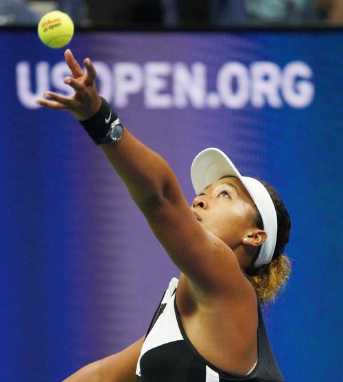 ベンチッチとの全米オープン・女子シングルス4回戦でサーブする大坂（撮影・菅敏）