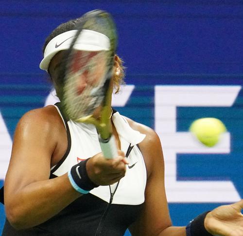 ベンチッチとの全米オープン・女子シングルス4回戦でリターンする大坂（撮影・菅敏）