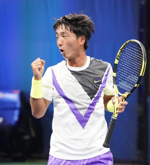 全米オープンジュニア・男子シングルス1回戦でコボッリに勝利し、初戦を突破した望月（撮影・菅敏）