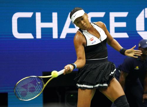 ベンチッチとの全米オープン・女子シングルス4回戦でリターンする大坂（撮影・菅敏）