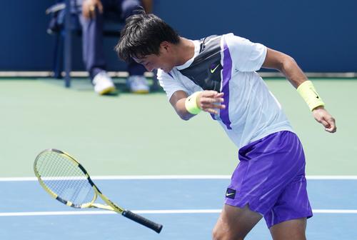 全米オープン・ジュニア男子シングルス2回戦でアレホロレンツォ・リンガラバジェンに敗れ、ラケットをコートにたたきつける望月（撮影・菅敏）