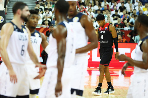 日本対米国　序盤からの劣勢にうつむく八村（撮影・足立雅史）