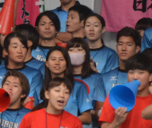 日大応援席でマスク姿で声援を送る池江璃花子（撮影・吉池彰）