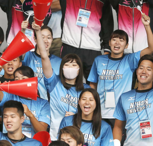 競泳の日本学生選手権を観戦に訪れ、応援する池江璃花子（中央、共同）