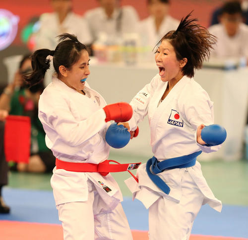 女子個人組手　台湾の選手（左）と競り合う宮原（撮影・河田真司）