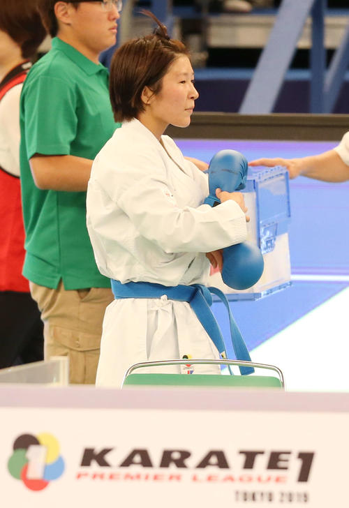 女子個人組手　準々決勝で敗れ、表情を曇らせながら引き揚げる宮原（撮影・河田真司）