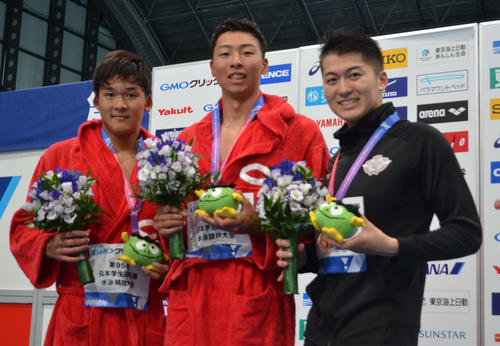男子50メートル自由形で優勝した川根正大（中央）と2位の福重智成（左）（撮影・吉池彰）
