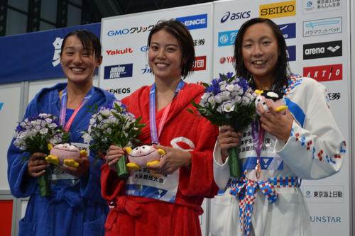 女子50メートル自由形で優勝した大本里佳（中央）（撮影・吉池彰）