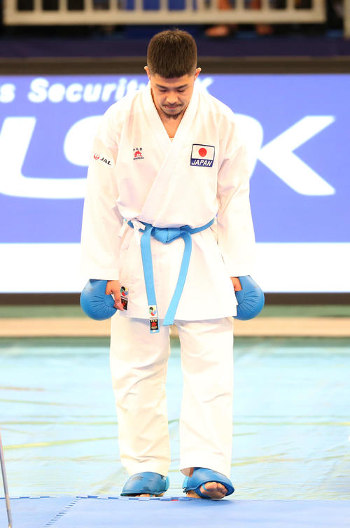 男子個人組手－67kg級　3回戦で敗れ、畳から下がり一礼する篠原（撮影・河田真司）