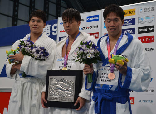 男子400メートル自由形で初優勝した吉田啓祐（中央）と2位の吉田冬優（左）（撮影・吉池彰）