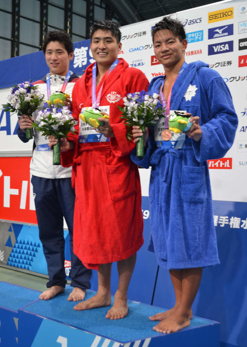 男子200メートルバタフライで優勝した幌村尚（中央）と2位の田中大貴（左）（撮影・吉池彰）