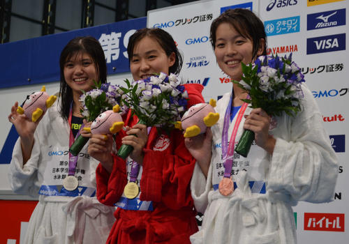 女子200メートルバタフライで優勝した牧野紘子（中央）と2位の長谷川涼香（左）（撮影・吉池彰）