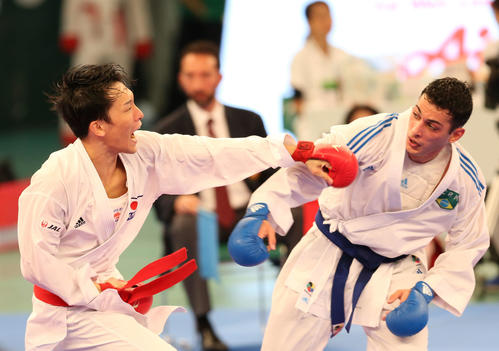 男子個人組手－67kg3回戦　ブラジルのフィゲイラ（右）を攻める五明（撮影・河田真司）