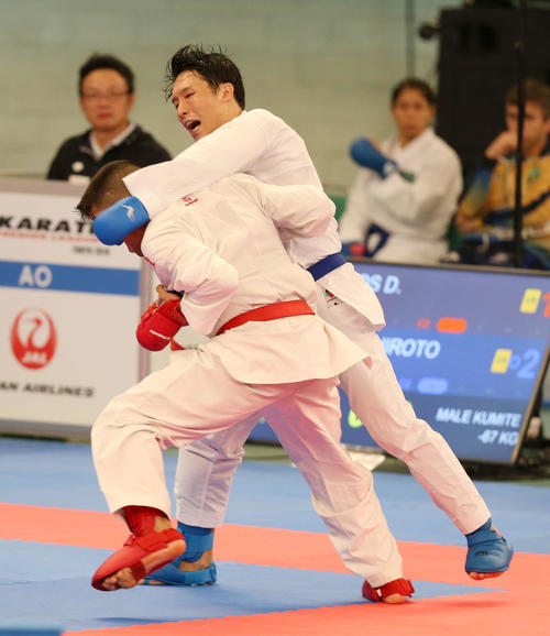 男子個人組手－67kg級準決勝　ギリシャのクセノス（左）を攻める五明（撮影・河田真司）