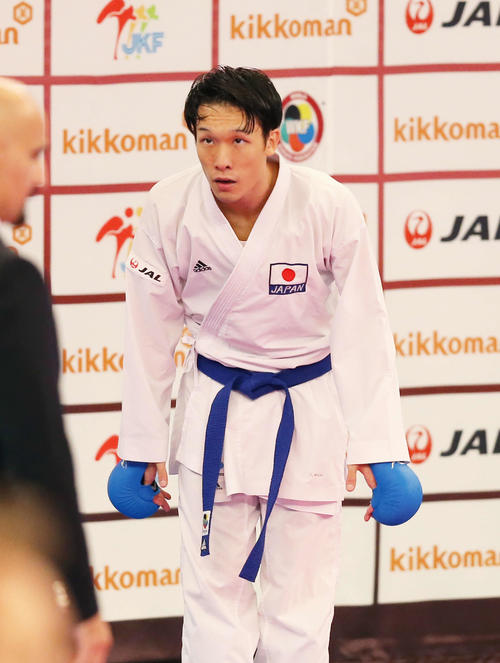 男子個人組手－67kg級準決勝　ギリシャのクセノスに勝利し決勝へ進出する五明は観客席に向かい一礼する（撮影・河田真司）