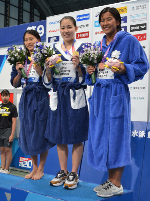 女子200メートル背泳ぎで優勝した白井璃緒（中央）と2位の古林毬菜（左）（撮影・吉池彰）