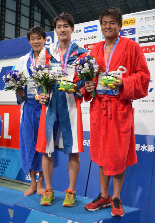 男子200メートル背泳ぎで優勝した内藤良太（中央）（撮影・吉池彰）