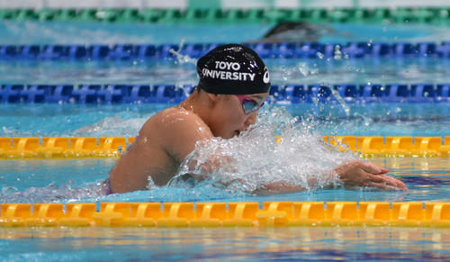女子100メートル平泳ぎで優勝した今井月（撮影・吉池彰）