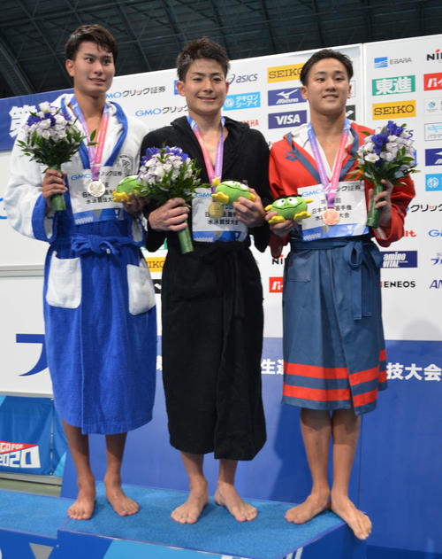 男子100メートル平泳ぎで優勝した原口拓也（中央）（撮影・吉池彰）