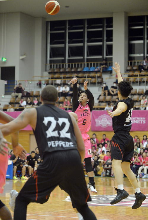 秋田対富山　第2Q、ブザービーター3点シュートを決める秋田・細谷（撮影・鎌田直秀）