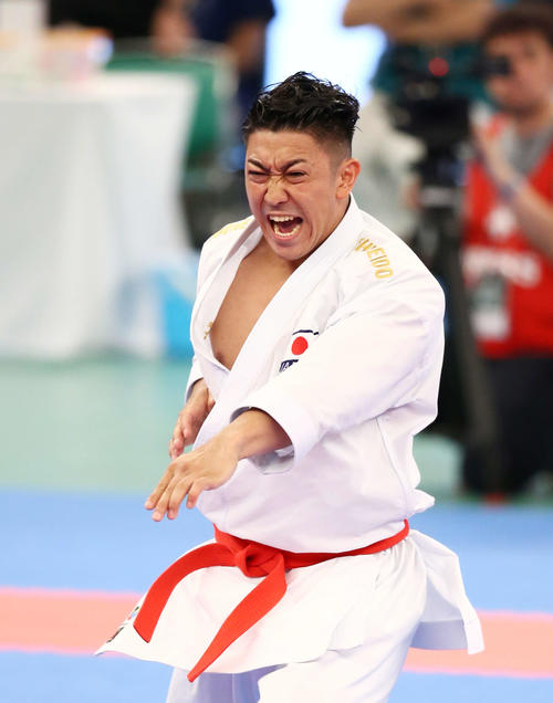 男子個人形準決勝　形を披露する喜友名（撮影・河田真司）