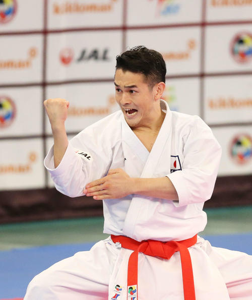 男子個人形1回戦　形を披露する新馬場（撮影・河田真司）