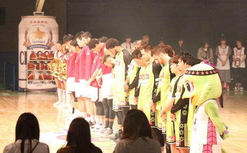 今季初実戦となる川崎とのプレシーズンマッチの試合前に黙とうをする北海道、川崎両チームの選手たち（撮影・浅水友輝）