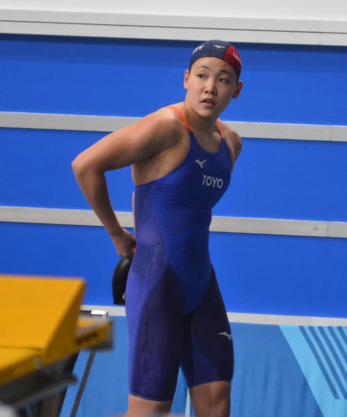 女子200メートル自由形で優勝し、電光掲示板を見つめる白井璃緒（撮影・吉池彰）
