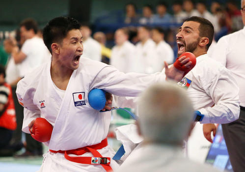 男子個人組手84キロ級準決勝　アゼルバイジャンの選手（右）に上段への突きを放つ荒賀（撮影・河田真司）