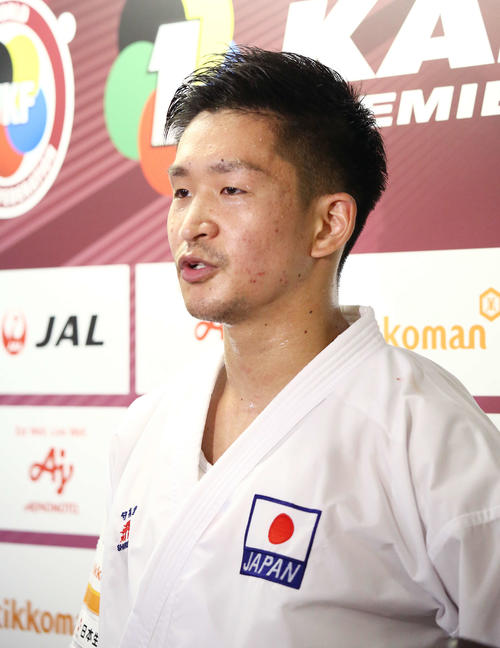 男子個人組手84キロ級の決勝進出を決め、報道陣の質問に答える荒賀（撮影・河田真司）
