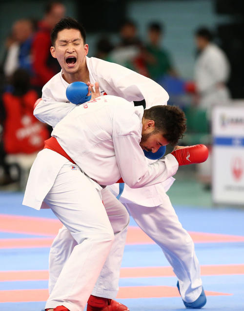男子個人組手84キロ級2回戦　フランスのアブデスラム（手前）に上段への突きを放つ荒賀（撮影・河田真司）