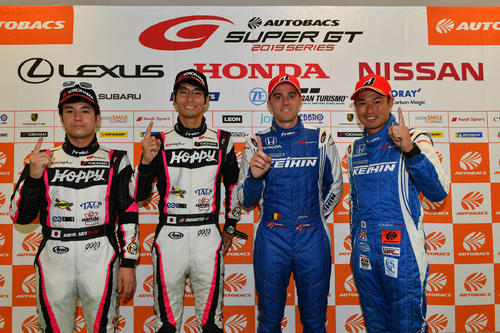 左からGT300クラスの佐藤公哉、松井孝允、GT500クラスのベルトラン・バゲット、塚越広大