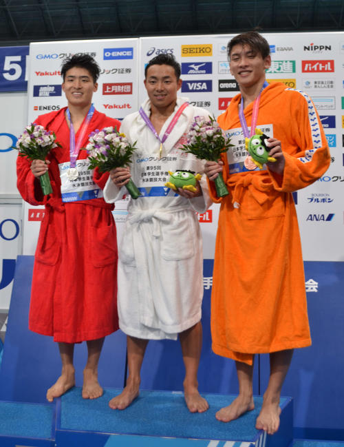男子100メートルバタフライで優勝した石川慎之助（中央）と2位の幌村尚（左）、3位の田中優弥（撮影・吉池彰）